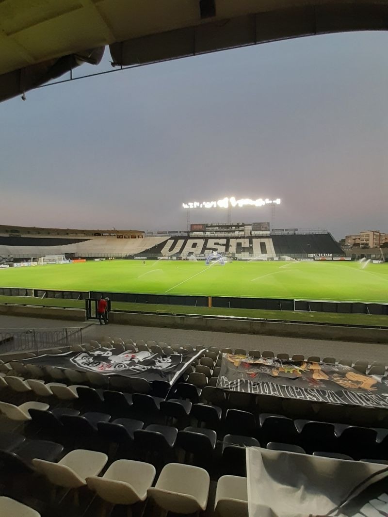 Vasco vence o Athlético-PR e segue no G4 do Brasileirão.