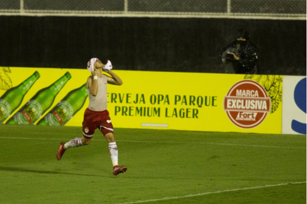 Com emoção, Vila Nova garante vaga na Série B e vai à final da Série C.