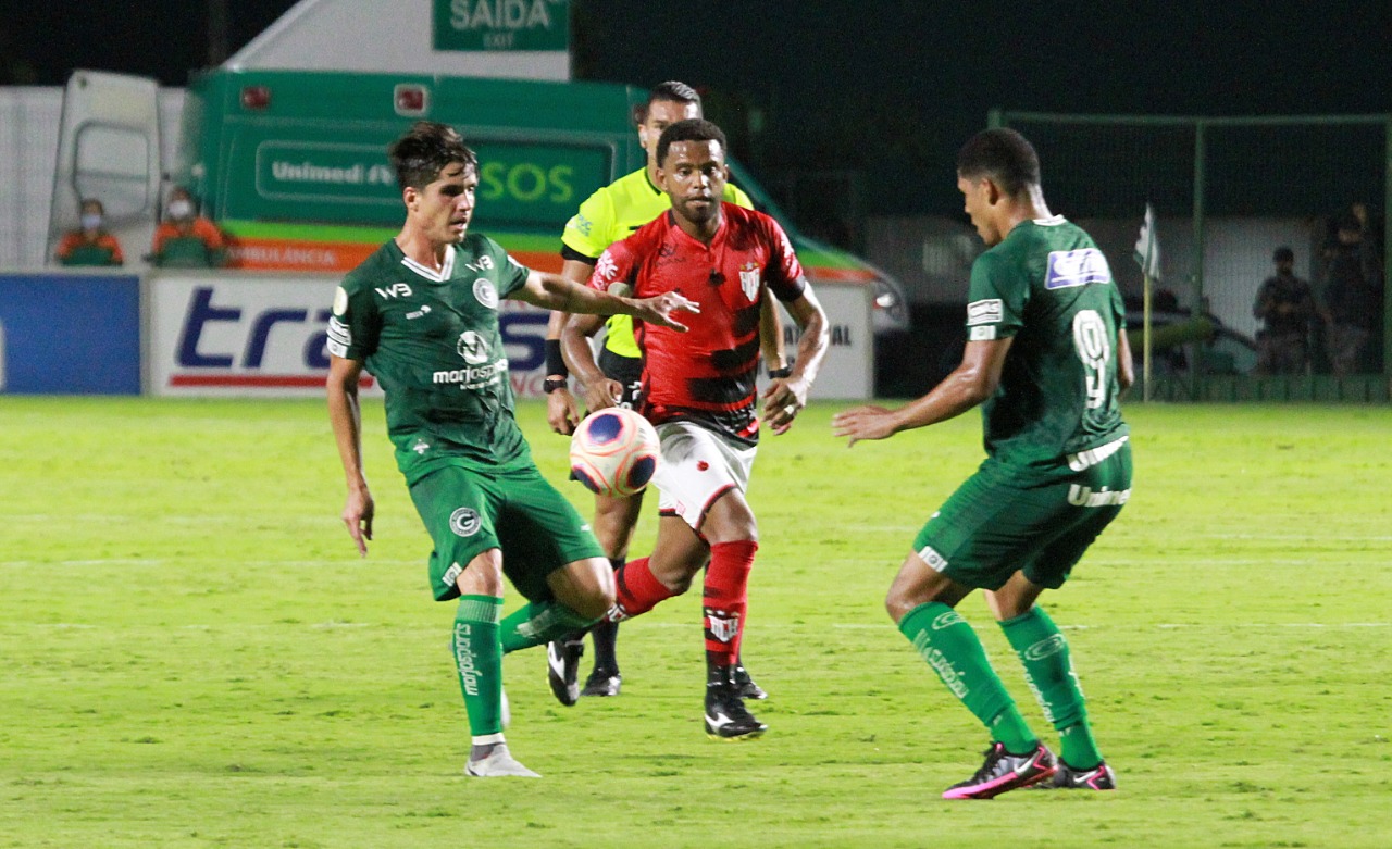 Em clássico quente, Atlético vence e garante a primeira colocação.