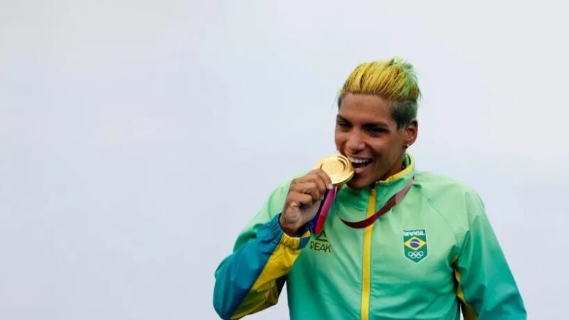 Ana Marcela Cunha é ouro na maratona aquática em Tóquio