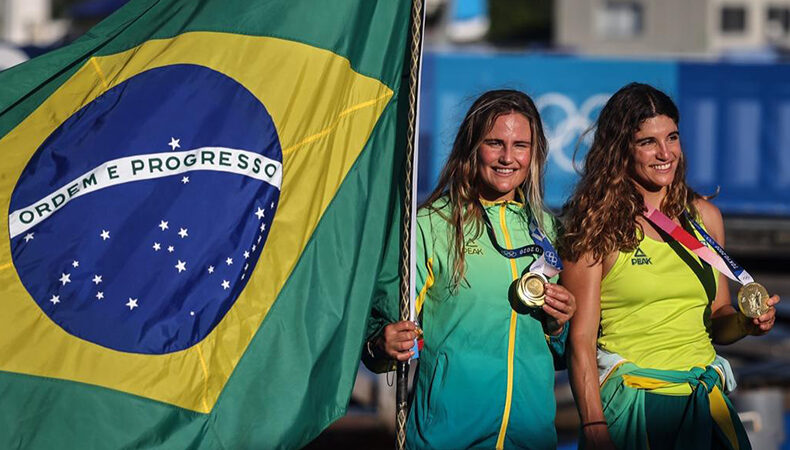 Dupla brasileira Martine Grael e Kahena Kunze conquistam o ouro e são bicampeãs olímpicas da vela.